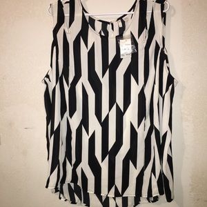 Plus size sleeveless b&w blouse